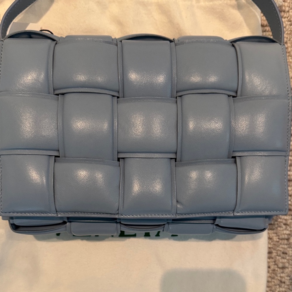 Bottega Veneta Cassette bag. Light Blue Padded Shoulder Bag - Picture 3 of 10